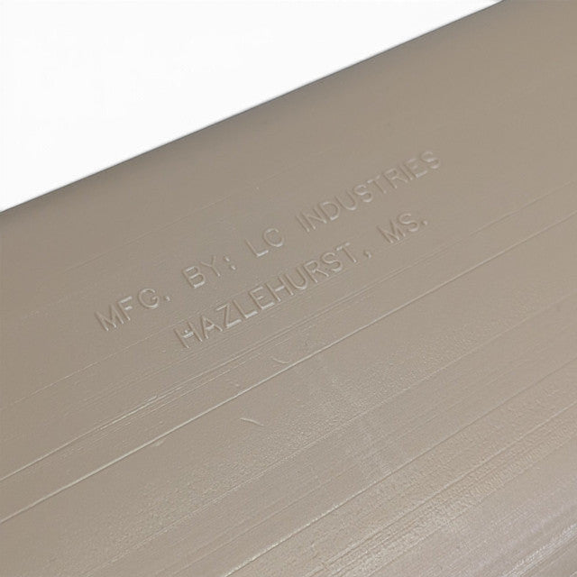 キャプテントムが販売する米軍放出品LC Industries製ウォータータンクのメーカー刻印部分のクローズアップ