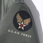 キャプテントムのBUZZ RICKSON'S MA-1フライトジャケット。セージグリーンのナイロン生地にU.S. AIR FORCEのエンブレムパッチが施された袖部分のクローズアップ。