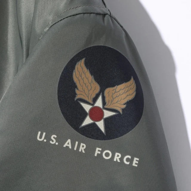 キャプテントムのBUZZ RICKSON'S MA-1フライトジャケット。セージグリーンのナイロン生地にU.S. AIR FORCEのエンブレムパッチが施された袖部分のクローズアップ。