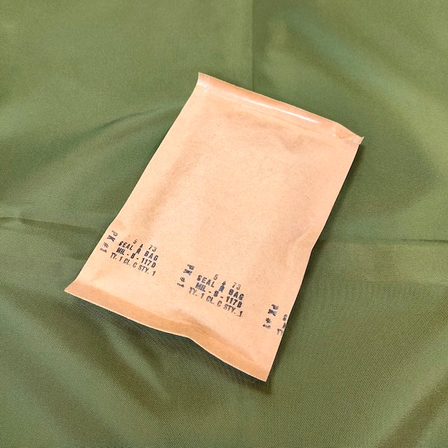 US (U.S. military surplus) M1 gas mask waterproof bag [BAG WATERPROOF CHEMICAL BIOLOGICAL MASK M1] [Letter Pack Plus compatible] [Letter Pack Light compatible]