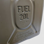 キャプテントムのコヨーテカラーの米軍放出品20リットルジェリカン。Scepter社製でFUEL 20Lと刻印された未使用のポリタンク。