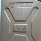 キャプテントムの米軍放出品ウォータータンク。PROPERTY OF U.S. GOVERNMENTとWATERの刻印があるタンカラーのプラスチック製20Lタンク