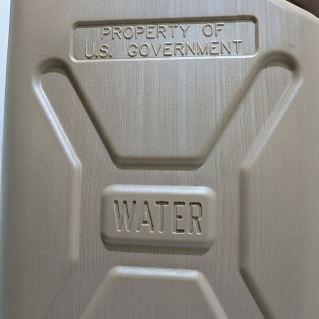 キャプテントムの米軍放出品ウォータータンク。PROPERTY OF U.S. GOVERNMENTとWATERの刻印があるタンカラーのプラスチック製20Lタンク