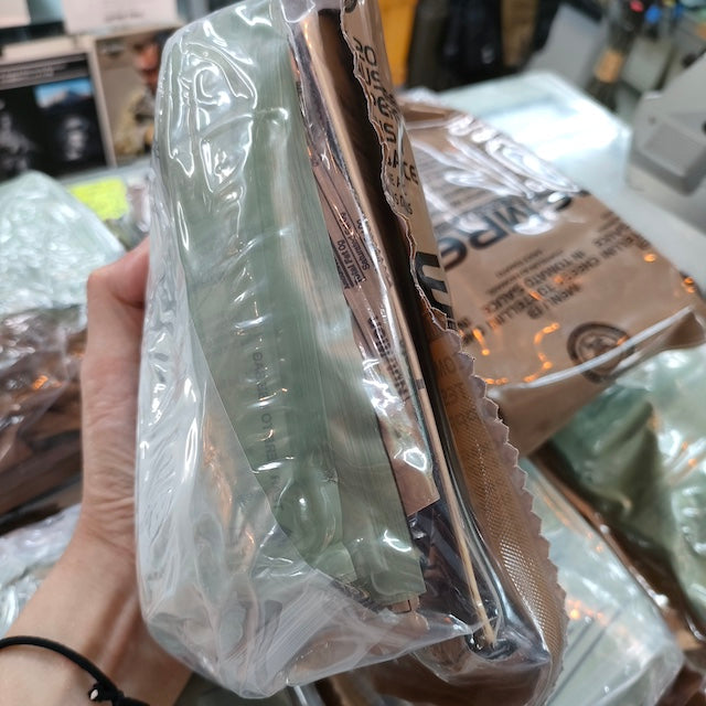 今月末まで限定 特別価格!!【店頭販売のみ】US（米軍放出品）MREレーション 新型パッケージ [コレクション用]