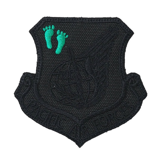 Military Patch（ミリタリーパッチ）PACIFIC AIR FORCES オールブラック ジョリーグリーン足跡 [フック付き]【レターパックプラス対応】【レターパックライト対応】