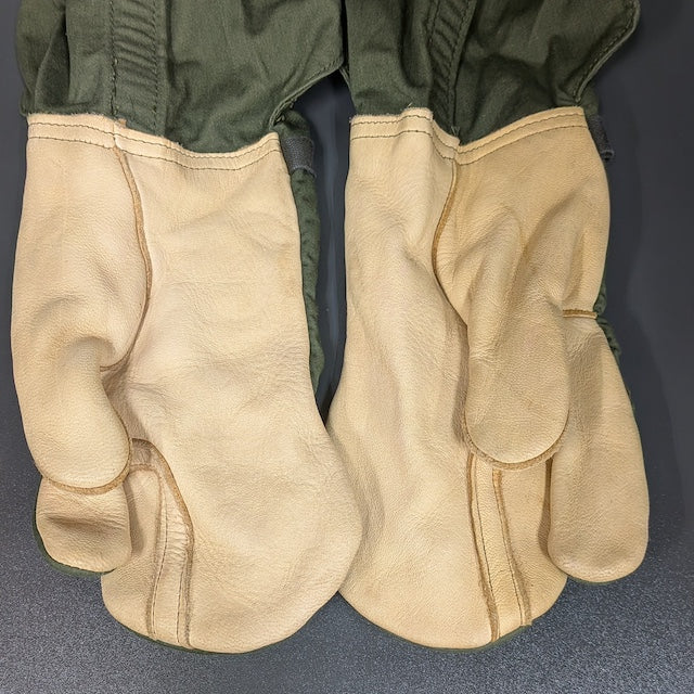US Military Surplus Trigger Finger Mittens OD [Used Good Condition] [Without Wool Liner] [US TRIGGER FINGER MITTEN]