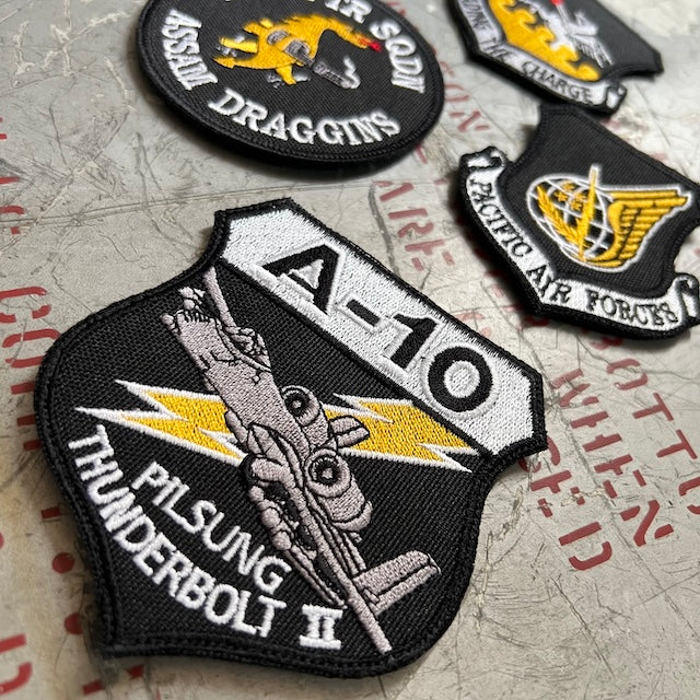 Military Patch（ミリタリーパッチ）A-10 PILSUNG THUNDERBOLT II 25th SQ ブラックイエローカラー [フック付き]【レターパックプラス対応】【レターパックライト対応】