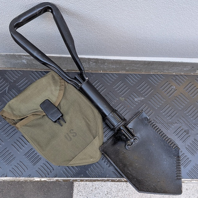 【店頭販売のみ】US（米軍放出品）三つ折りシャベル ナイロンケース付き 中古品 [E-Tool][フォールディングショベル]