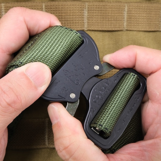 US（米軍放出品）カスタム Cobra Buckle ナイロンウェブベルト OD [US Litter Strap Custom Cobra Web Belt]