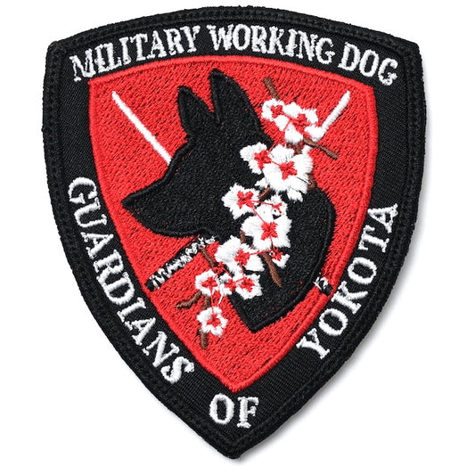 Military Patch (military patch) shield type MILITARY WORKING DOG YOKOTA [with hook] [Compatible with Letter Pack Plus] [Compatible with Letter Pack Light]