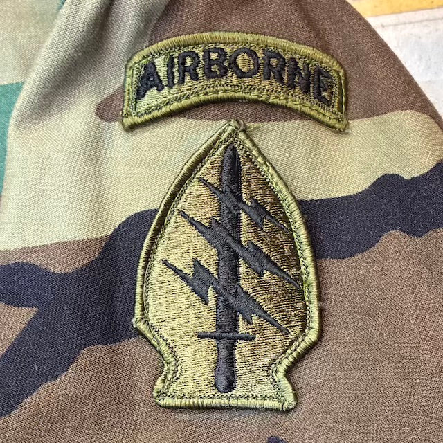 【店頭販売のみ】US（米軍放出品）US M-65 フィールドジャケット ウッドランド パッチ付き [中古]