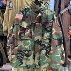 【店頭販売のみ】US（米軍放出品）US M-65 フィールドジャケット ウッドランド パッチ付き [中古]