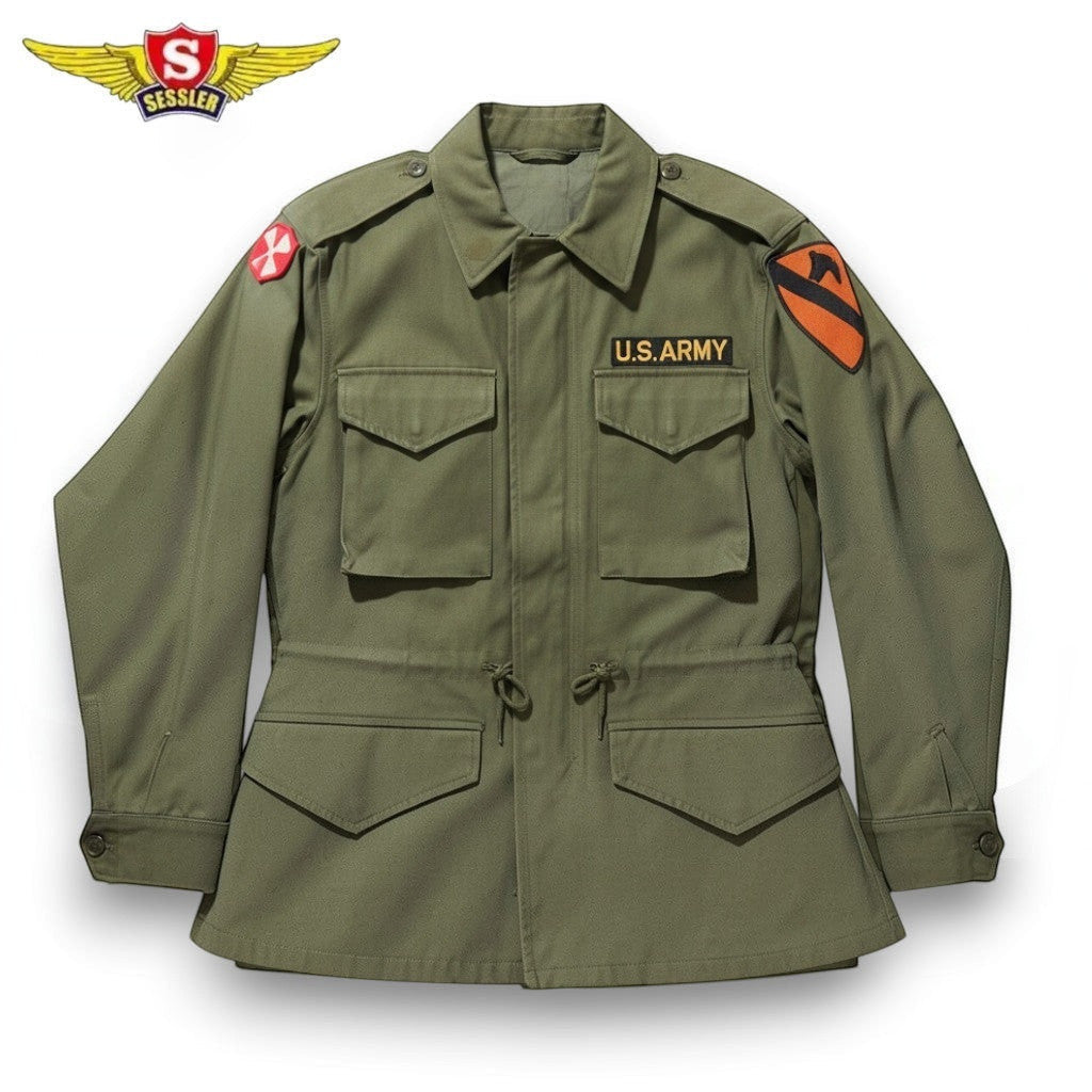 キャプテントムのSESSLER製M-51フィールドジャケット。オリーブ色のコットン製で、第8軍と第1騎兵師団のパッチが付いたミリタリーレプリカ。