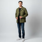 キャプテントムのSESSLER製US ARMY HBTミリタリージャケットを着用した男性モデル