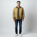 キャプテントムが提供するSESSLERのカーキ色タンカースジャケットを着用した男性モデル。初期型デザインのコットン製ミリタリージャケット。