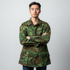 キャプテントムのSESSLER製リーフカモ柄リップストップコットンジャケットを着用した男性