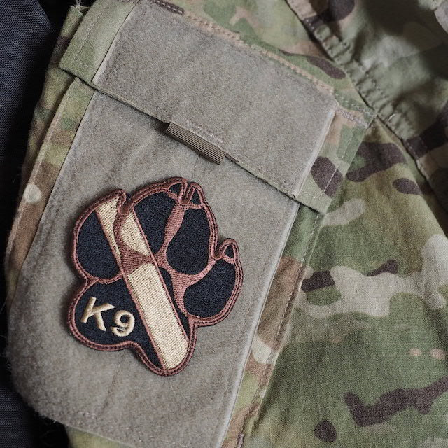 Military Patch（ミリタリーパッチ）K-9 フットプリント スパイスブラウン OCP [フック付き]【レターパックプラス対応】【レターパックライト対応】