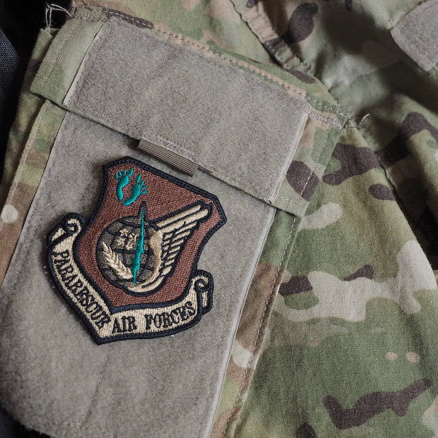 Military Patch（ミリタリーパッチ）PARARESCUE AIR FORCE コマンドパッチ フットプリント スパイスブラウン OCP [フック付き]【レターパックプラス対応】【レターパックライト対応】