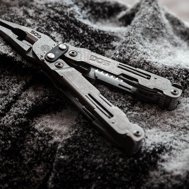 SOG POWERACCESS DELUXE SILVER Multi Tool [With belt compatible nylon pouch]