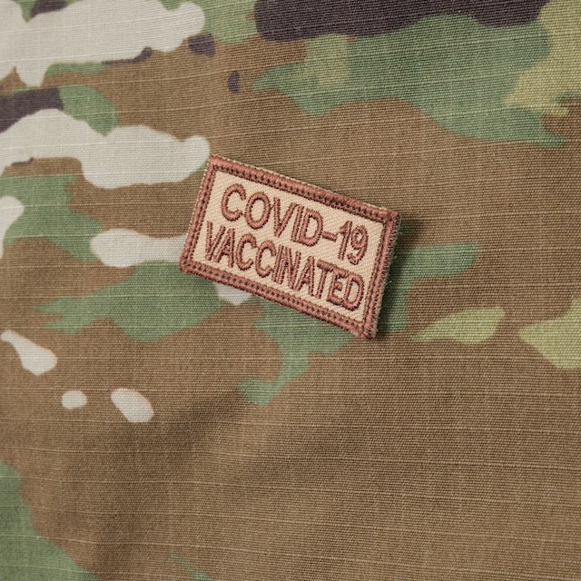 Military Patch（ミリタリーパッチ）COVID-19 VACCINATED デザート ミニパッチ [フック付き]【レターパックプラス対応】【レターパックライト対応】