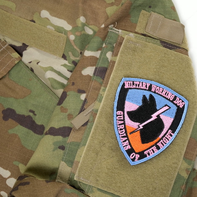 Military Patch（ミリタリーパッチ）K-9 シールド型 MILITARY WORKING DOG ブルーピンク [フック付き]【レターパックプラス対応】【レターパックライト対応】