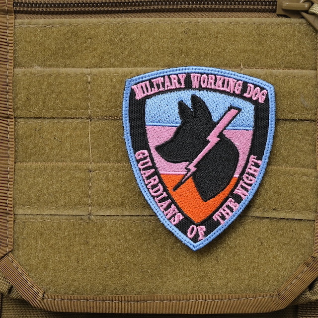 Military Patch（ミリタリーパッチ）K-9 シールド型 MILITARY WORKING DOG ブルーピンク [フック付き]【レターパックプラス対応】【レターパックライト対応】