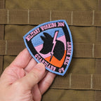 Military Patch（ミリタリーパッチ）K-9 シールド型 MILITARY WORKING DOG ブルーピンク [フック付き]【レターパックプラス対応】【レターパックライト対応】
