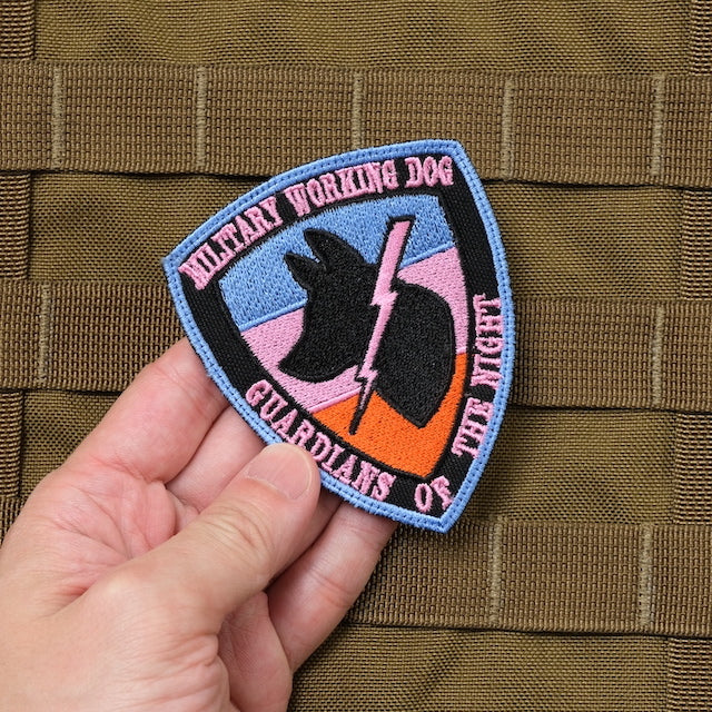 Military Patch（ミリタリーパッチ）K-9 シールド型 MILITARY WORKING DOG ブルーピンク [フック付き]【レターパックプラス対応】【レターパックライト対応】