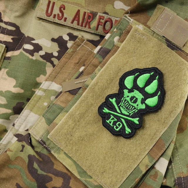 Military Patch（ミリタリーパッチ）K-9 Skull and Crossbones パッチ [フック付き]【レターパックプラス対応】【レターパックライト対応】